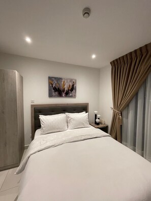 Deluxe Studio Suite, Balcony | Blackout drapes, soundproofing, iron/ironing board, free WiFi - Meraki Homes at Loxwood House (Accra)