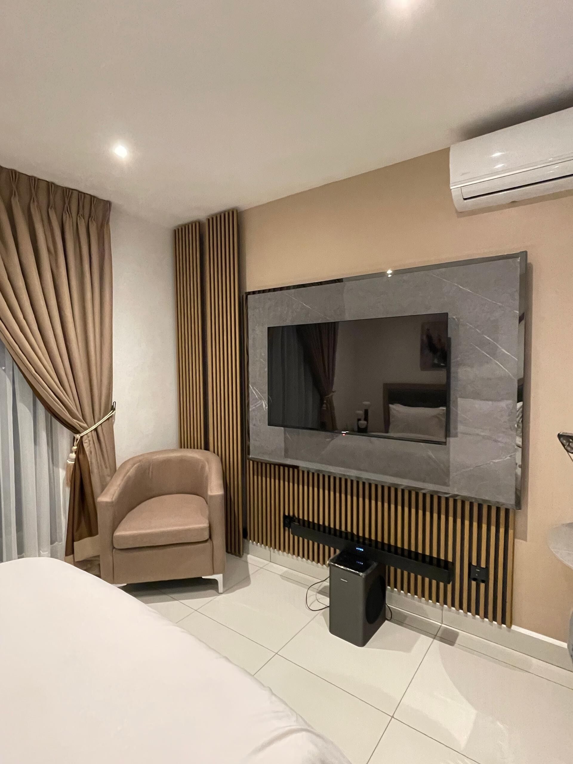 Deluxe Studio Suite, Balcony | Blackout curtains, soundproofing, iron/ironing board, free WiFi