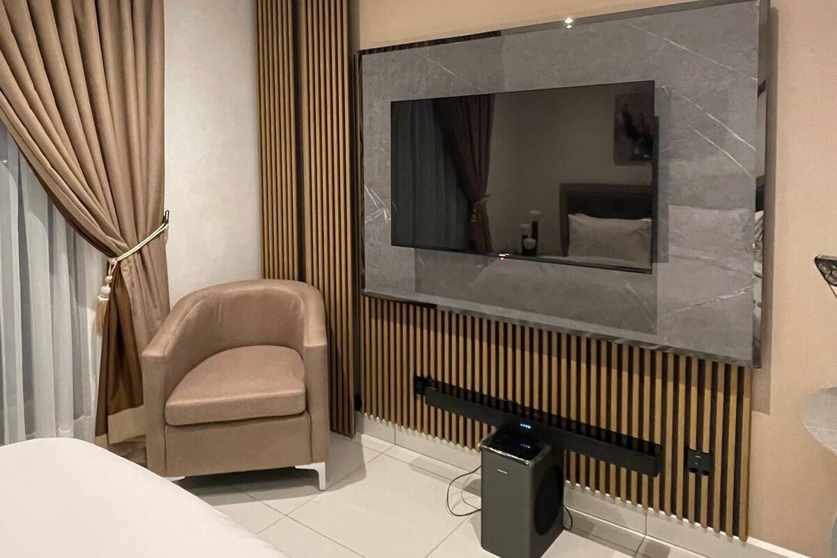 豪華開放式套房, 露台 | 遮光窗簾/窗簾、隔音、熨斗/熨衫板、免費 Wi-Fi