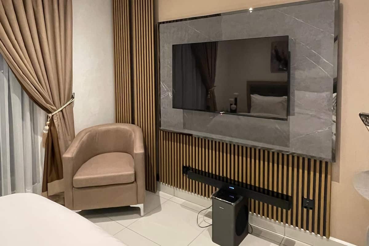 Deluxe Studio Suite, Balcony | Blackout curtains, soundproofing, iron/ironing board, free WiFi