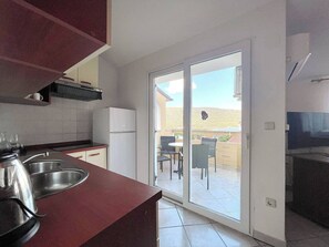 Kühlschrank, Mikrowelle, Herdplatte, Wasserkocher mit Kaffee-/Teezubehör