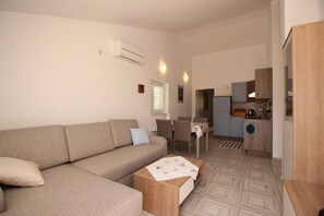TV - Apartment Cugalj - 2nd Floor, with Balcony, 300m from the Beach (Baska)