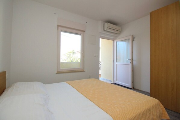 WiFi, bed sheets - Room Dekanic No.4 - with mini Fridge and Balcony (Baska)