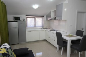 Réfrigérateur, micro-ondes, plaque de cuisson, lave-vaisselle