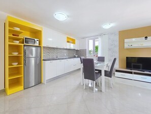 Kühlschrank, Mikrowelle, Herdplatte, Geschirrspüler