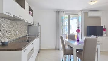 Fridge, microwave, stovetop, dishwasher