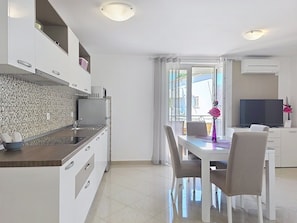 Kühlschrank, Mikrowelle, Herdplatte, Geschirrspüler