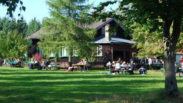 A park with picnic tables and a rustic building with a sloped roof. - CORONA and flooding - SAFE due to location and separate entrance (Marktheidenfeld)