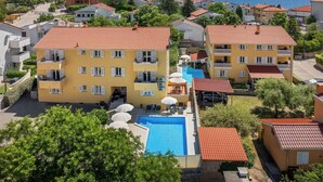 Un quartier résidentiel doté d’une grande piscine, de nombreux balcons et offrant une vue sur la mer.
