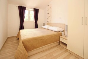 1 bedroom, WiFi, bed sheets