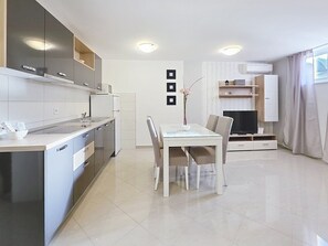 Kühlschrank, Mikrowelle, Herdplatte, Geschirrspüler