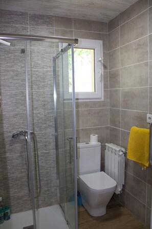 Een haardroger, handdoeken, zeep, toiletpapier