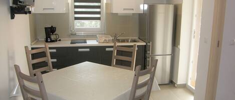 Coffee/tea maker, fridge, microwave, stovetop