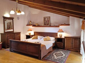 5 bedrooms, WiFi, bed sheets