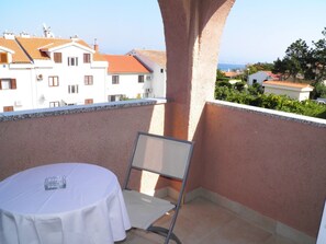 Outdoor dining - Standard Apartment Klaric Prvic - 200 m from the Beach, with Balcony (Baska)