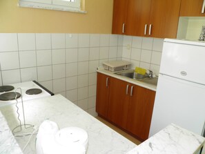 Réfrigérateur, four, plaque de cuisson, cafetière/bouilloire