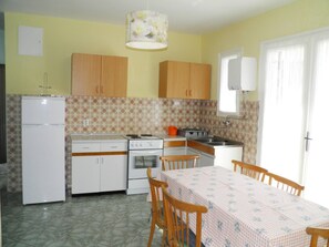 Réfrigérateur, four, plaque de cuisson, cafetière/bouilloire