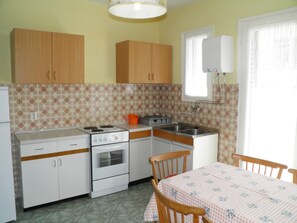 Réfrigérateur, four, plaque de cuisson, cafetière/bouilloire