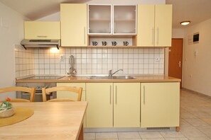 Four, plaque de cuisson, cafetière/bouilloire