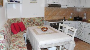Horno, placa de cocina y cafetera o tetera
