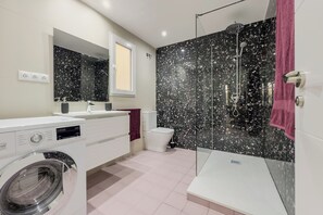 Shower, towels, soap, toilet paper - Apartment in the heart of Barcelona (Barcelona)