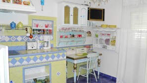 Frigorífico, placa de cocina, cafetera o tetera y utensilios de cocina