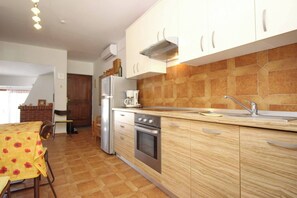 Fridge, oven, stovetop, coffee/tea maker