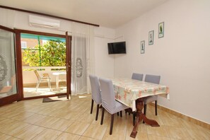 Dining - Apartment Kucar No.1 - with Terrace, 350m from the Beach (Baska)