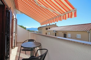 Outdoor dining - Apartment Kucar No.2 - with Balcony, 350m from the Beach (Baska)
