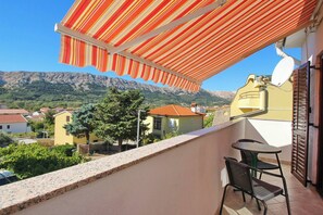 Outdoor dining - Apartment Kucar No.2 - with Balcony, 350m from the Beach (Baska)