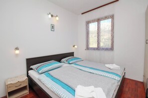 2 bedrooms, WiFi, bed sheets - Apartment Kucar No.2 - with Balcony, 350m from the Beach (Baska)
