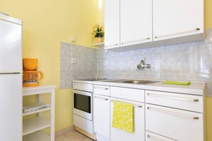 Refrigerador, horno, placa de cocina, cafetera/tetera
