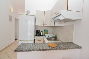 Réfrigérateur, plaque de cuisson, cafetière/bouilloire