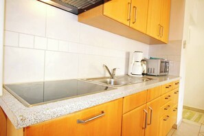Réfrigérateur, micro-ondes, plaque de cuisson, cafetière/bouilloire