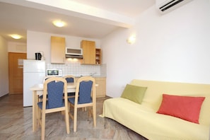TV - Apartments Mikulan Nara M - with Sea View, 350 m from the Beach (Baska)