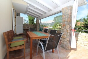 Outdoor dining - Apartments Mikulan Nara Priz - with Terrace, 350 m from the Beach (Baska)