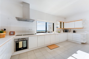 Réfrigérateur, micro-ondes, four, lave-vaisselle