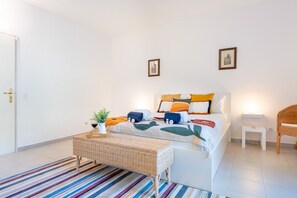 4 makuuhuonetta, silitysrauta/-lauta, ilmainen Wi-Fi, vuodevaatteet