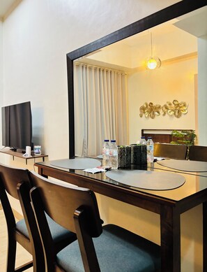 Room, 1 Bedroom, City View | Dining