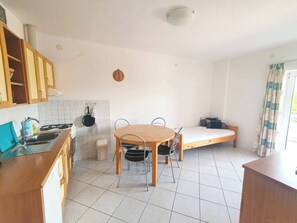 Ugn, spishäll, kaffe- och tebryggare och grytor/köksredskap