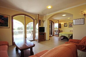 TV - Apartment Mrkus A6 priz - with Terrace, near the Beach (Baska)