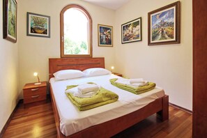 3 bedrooms, WiFi, bed sheets