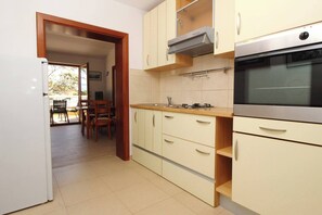 Fridge, oven, stovetop, coffee/tea maker