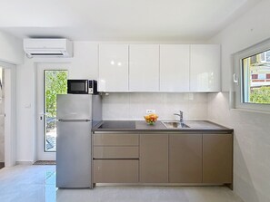 Réfrigérateur, micro-ondes, plaque de cuisson, lave-vaisselle