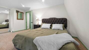 Comfort Cabin, 3 Bedrooms, Non Smoking, Fireplace | 3 bedrooms, individually decorated, individually furnished