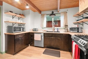 Comfort-mökki, 3 makuuhuonetta, tupakointi kielletty, takka | Yksityinen keittiö | Jääkaappi, mikroaaltouuni, uuni, liesi