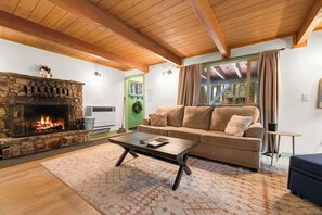 Baita Comfort, 3 camere da letto, non fumatori, caminetto | Soggiorno | Smart TV 49 pollici con canali digitali, caminetto, libri