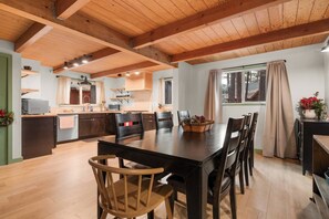 Comfort Cabin, 3 Bedrooms, Non Smoking, Fireplace | In-room dining