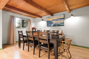 Comfort Cabin, 3 Bedrooms, Non Smoking, Fireplace | In-room dining