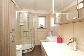 Dusche, Haartrockner, Handtücher